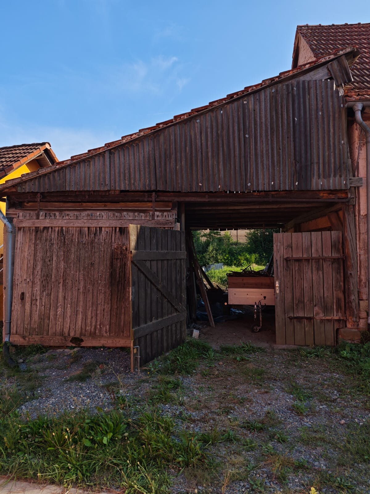 Backhaus und überdachte Zufahrt