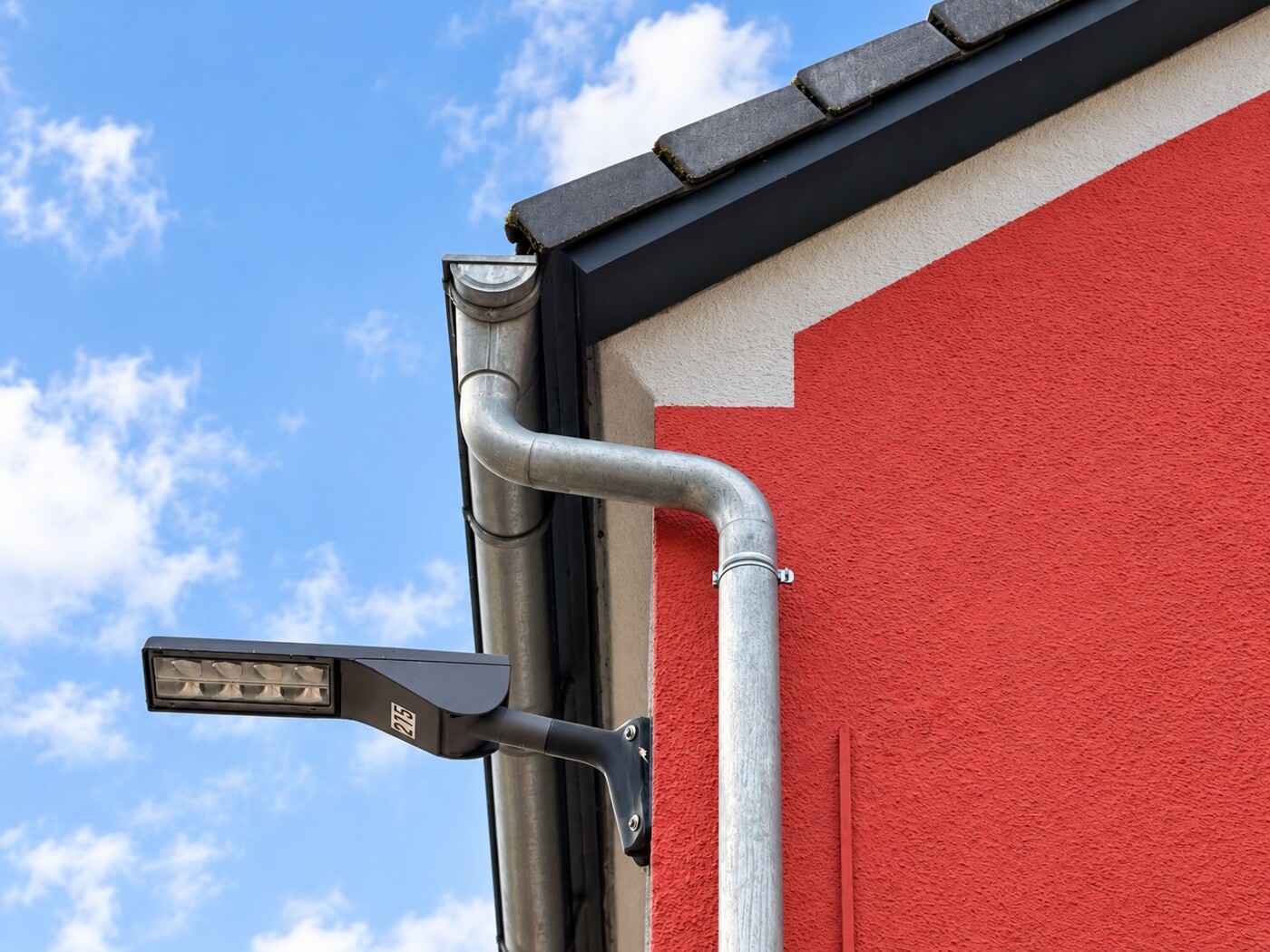Fassade und Dachrinne