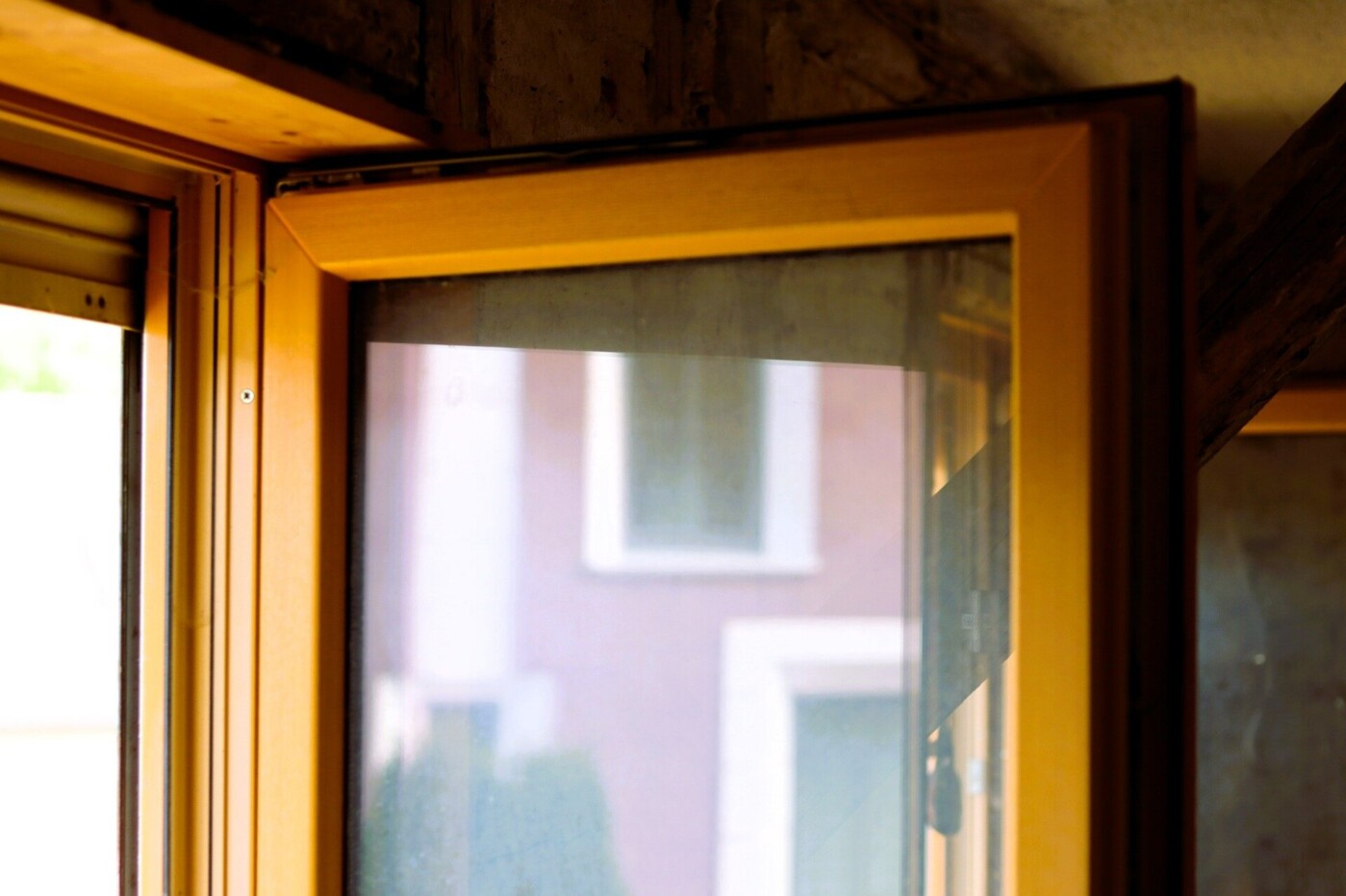 Fenster zur Straßenseite hin im entkerntem Haus - guter Zustand