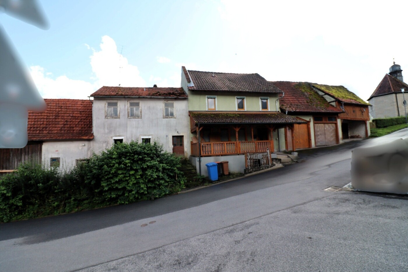 Das großzügige Anwesen - Straßenseite