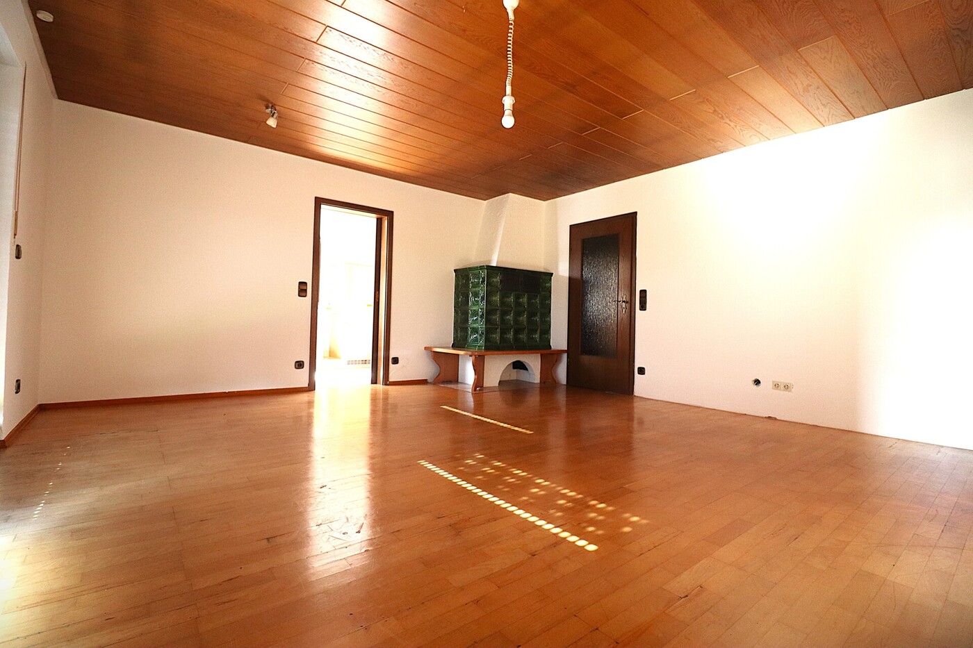 Großzügiges Wohnzimmer mit Kachelofen - untere Wohnung