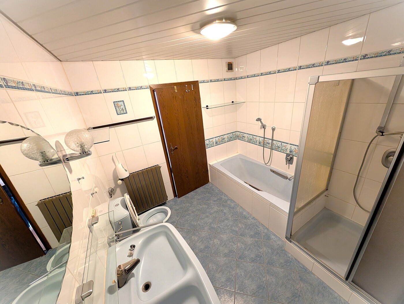 Eines der drei großzügigen Bäder