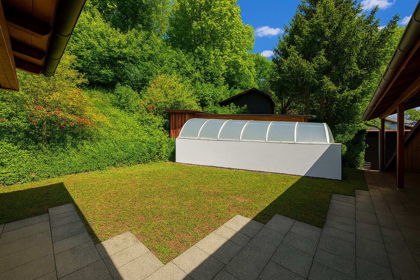 Pflegeleichter, uneinsehbarer Garten mit Schwimmbad für viele Sonnenstunden