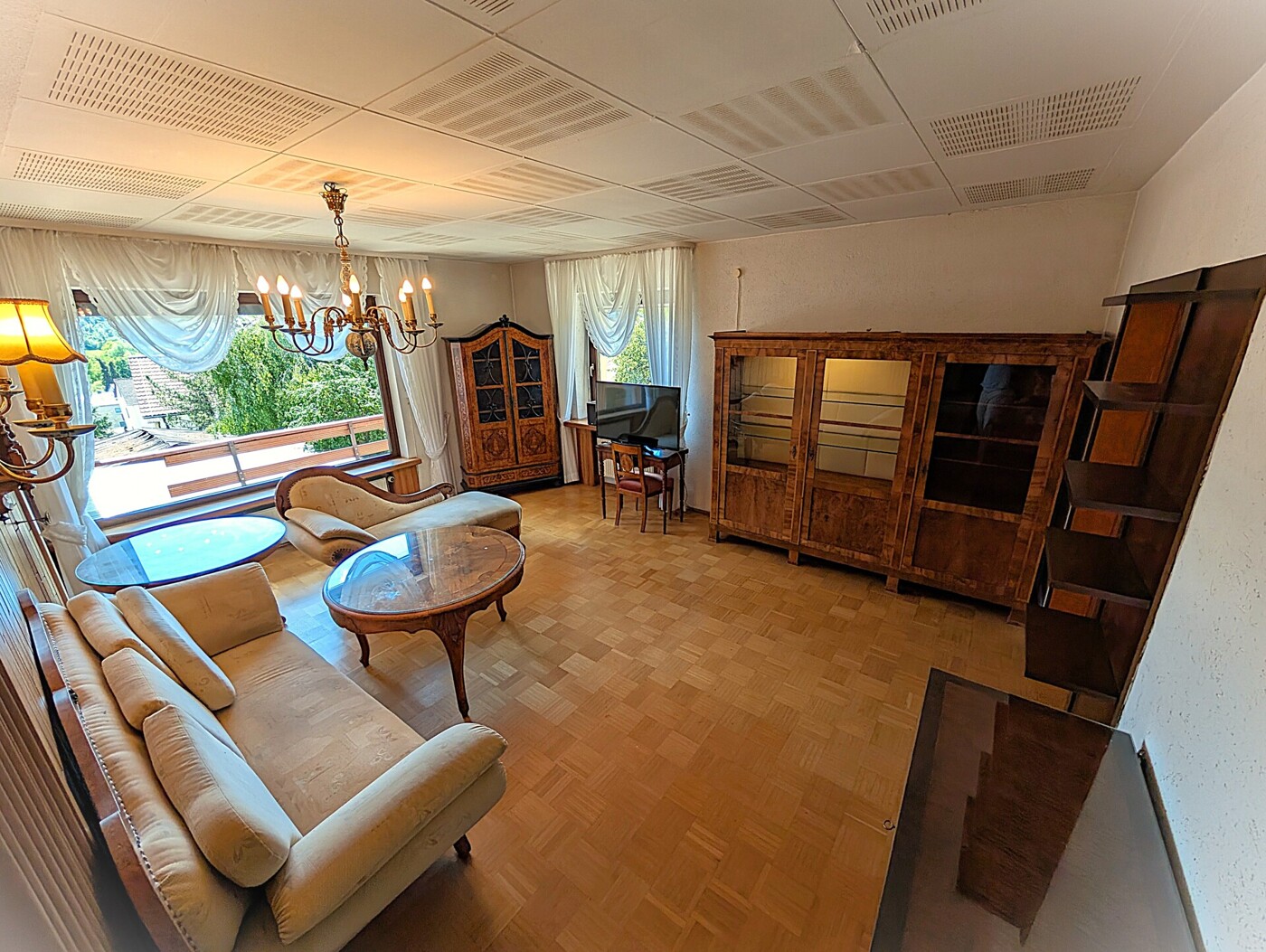 Herrschaftliches Wohnzimmer mit edlem Parkettboden - obere Wohnung