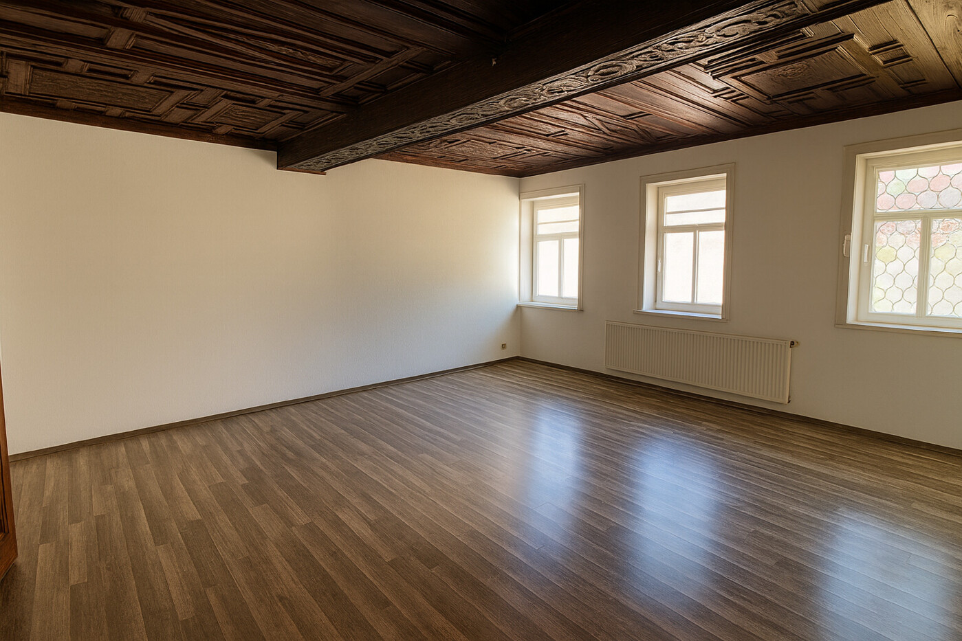 Großzügiges Wohnzimmer mit kunstvoller Holzdecke