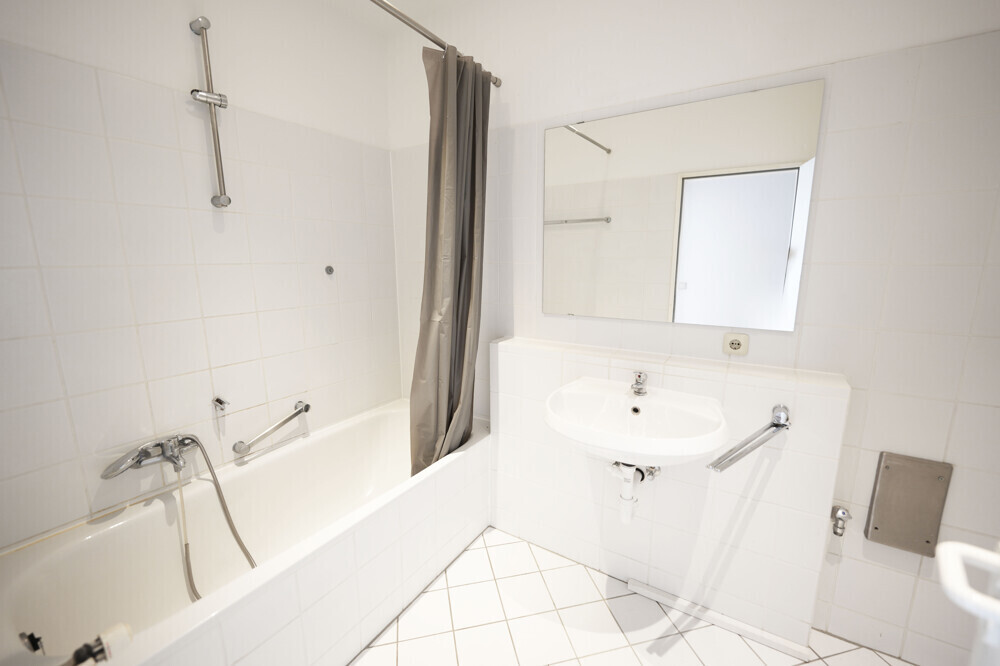 Modernes Bad mit Badewanne - Waschmaschinenanschluss vorhanden