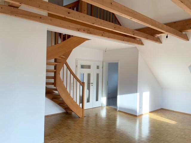 Wohnraum mit Treppe nach oben
