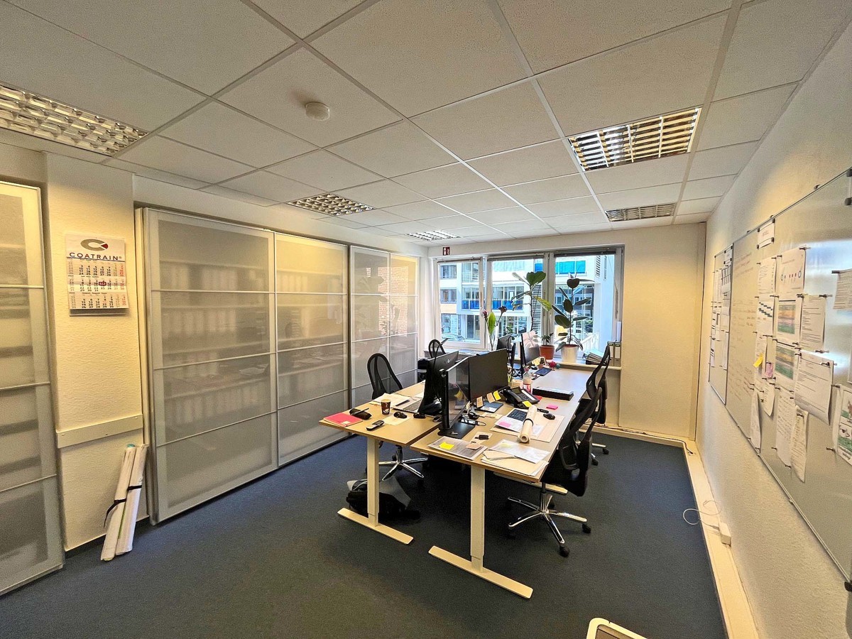 Raum mit vier Arbeitsplätzen