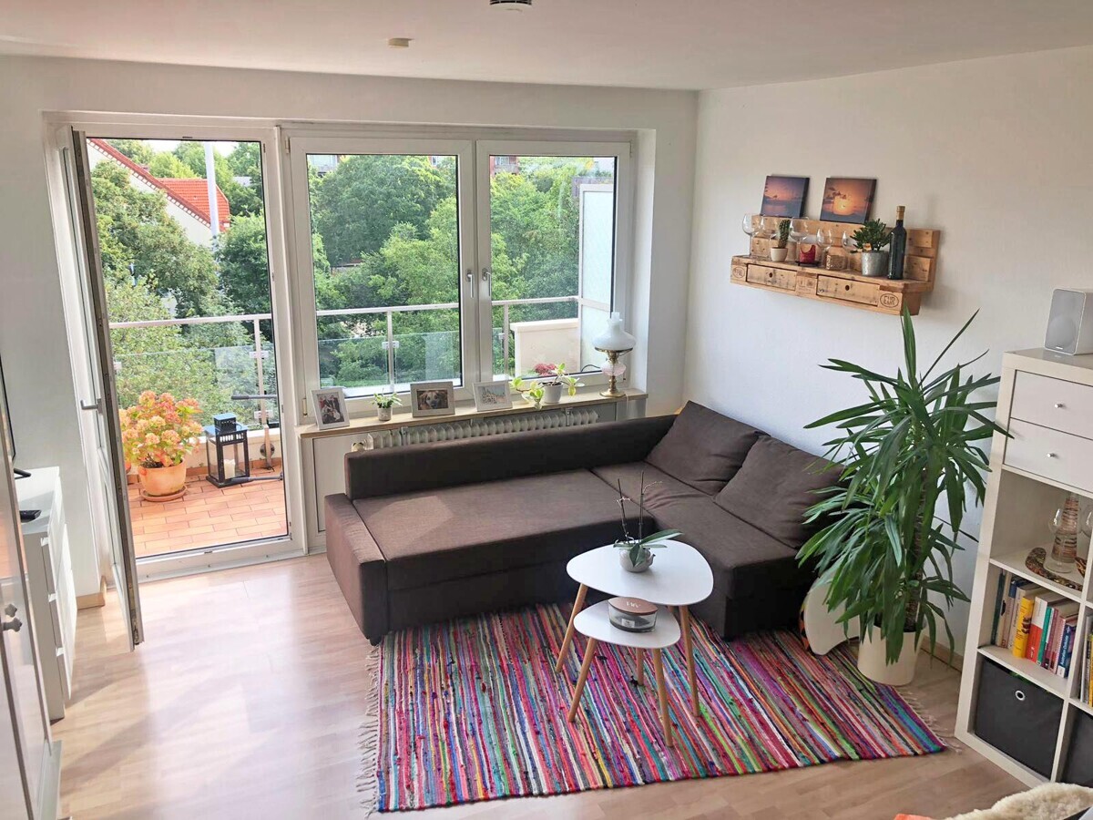 Wohnzimmer mit Balkon
