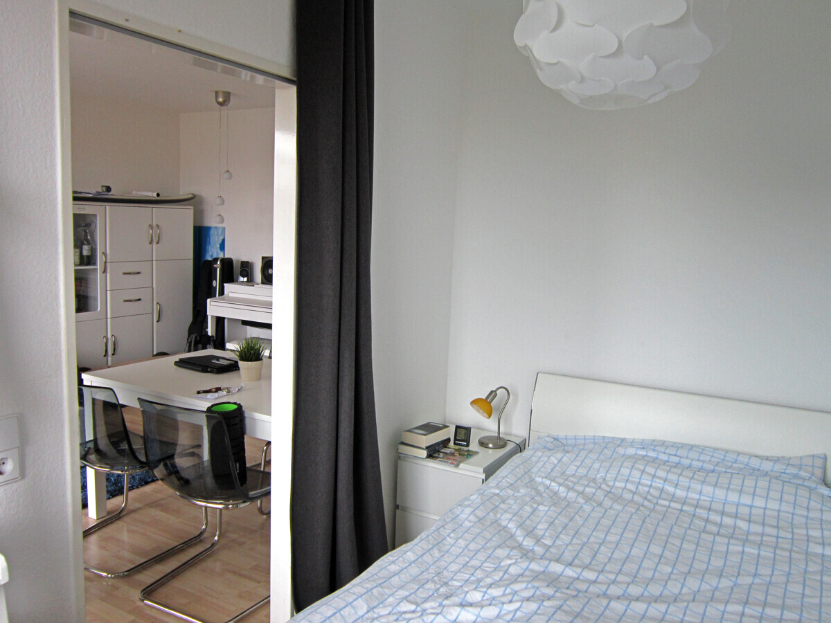 halbes Zimmer mit Blick ins Wohnzimmer