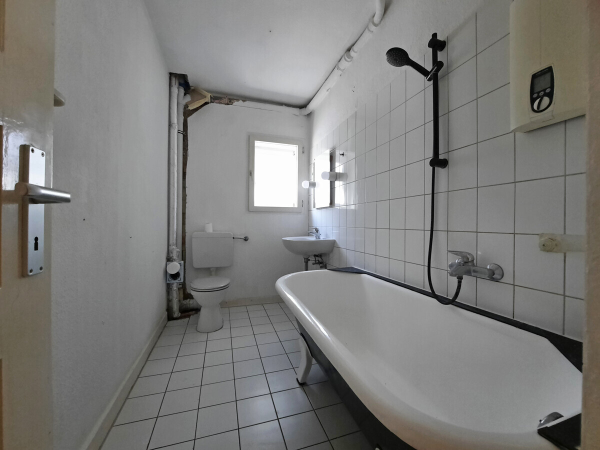 Badezimmer mit Fenster