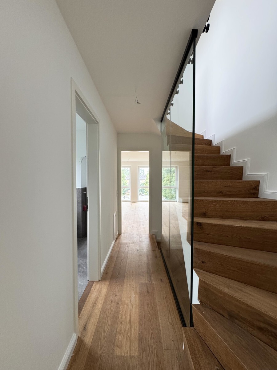 Flur mit Treppe im 1 OG