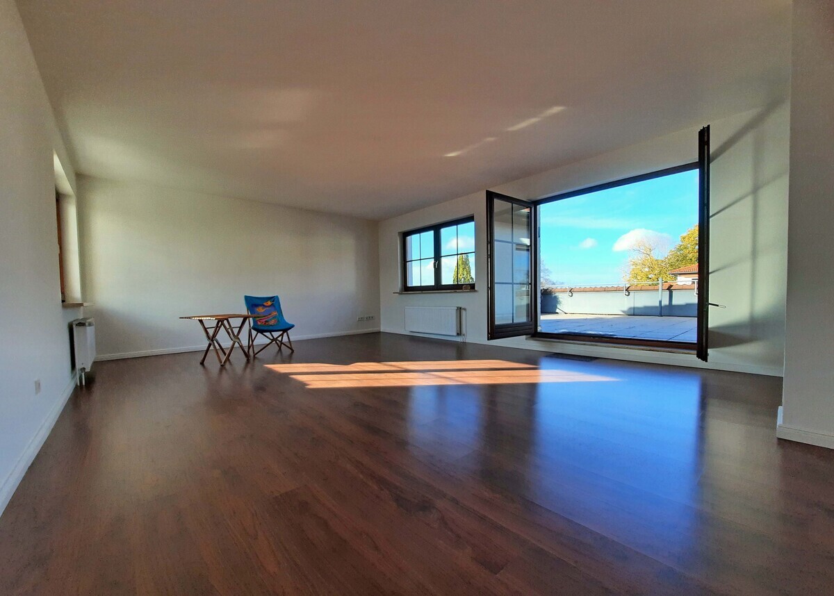 Wohnzimmer mit Zugang zur Dachterrasse