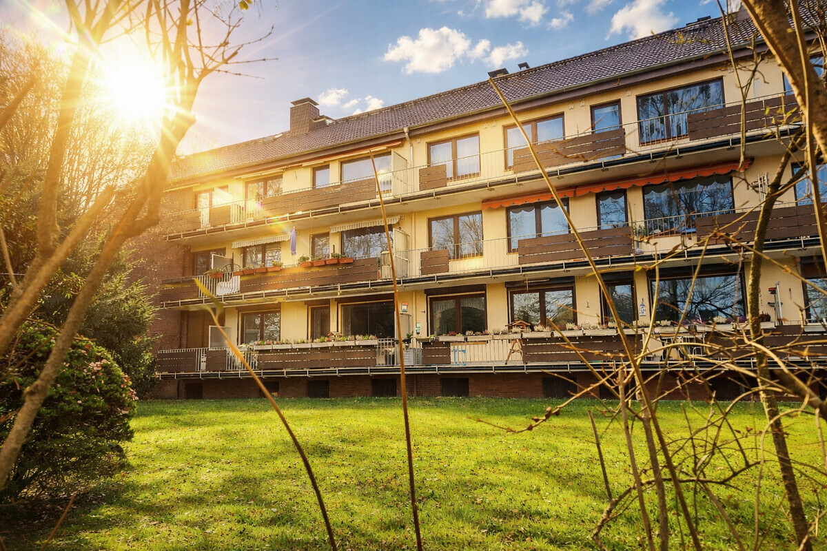 Hausansicht im Sonnenschein