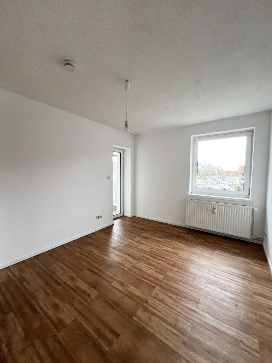 Zimmer mit kleinem Balkon