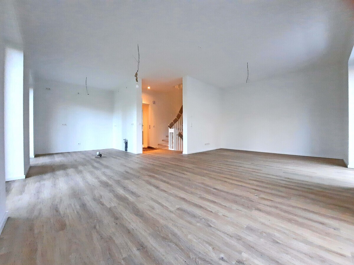 Wohnzimmer mit offener Küche