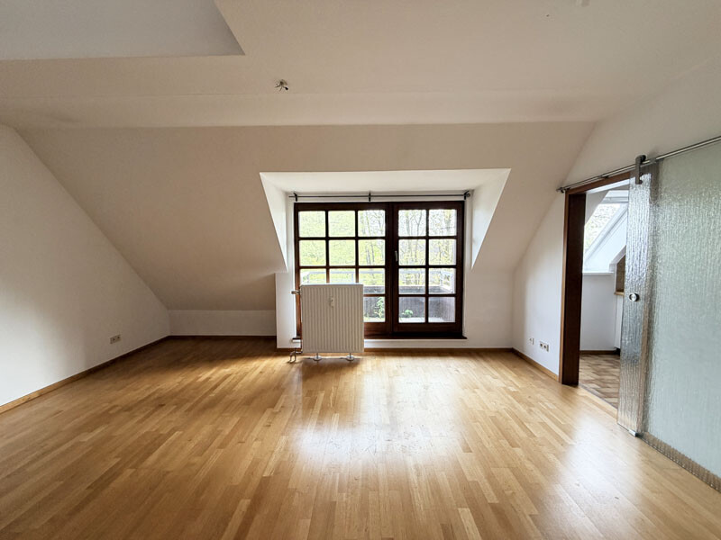 Wohnraum mit Balkon und Küche