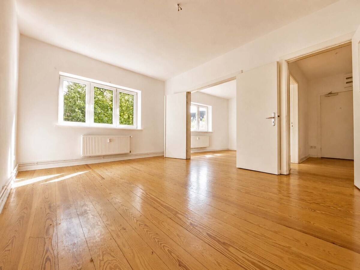 Zimmer mit Doppeltür - KI bearbeitet