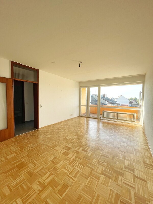 Wohnbereich mit Zugang zum Balkon