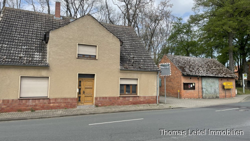 Straßenansicht  mit Garage