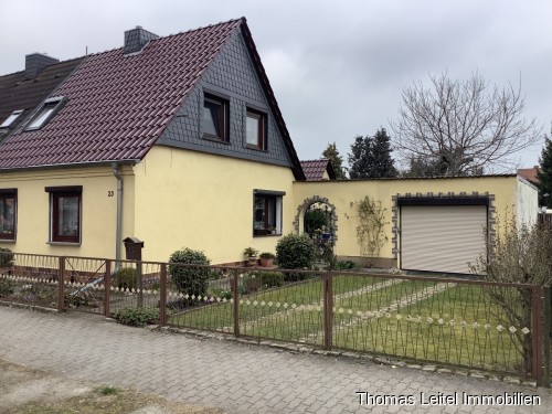 Ansicht mit Garage