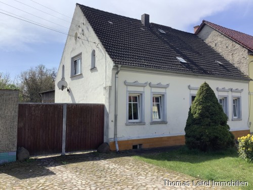 Straßenansicht mit Tor