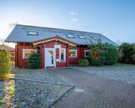 Großes Einfamilienhaus im Schwedenstil mit schönem Garten in 23898 Sandesneben