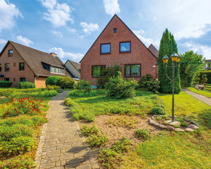 22946 Grande – Doppelhaushälfte mit Einliegerwohnung, Keller und schönem Garten