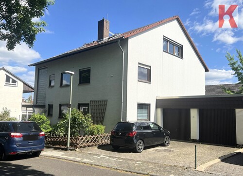 Straßenansicht mit Doppelgarage