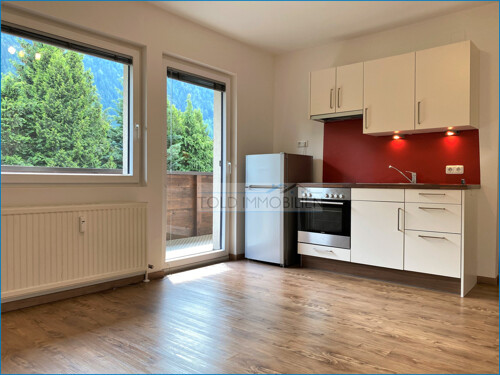 Küche mit Balkonzugang