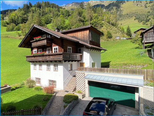 Wohnhaus mit großer Garage