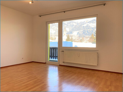 Wohnzimmer mit Balkon