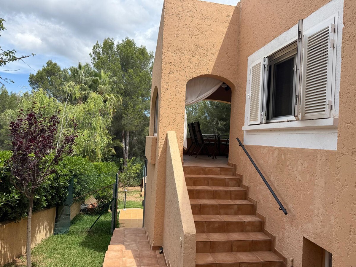 Aussenaufgang überdachte Terrasse