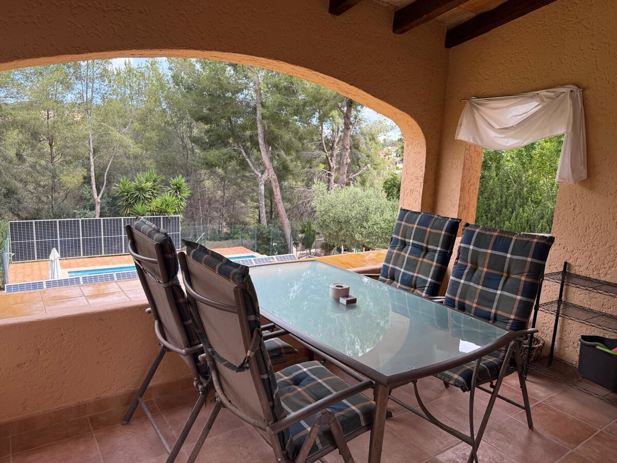 Innenliegende, überdachte Terrasse