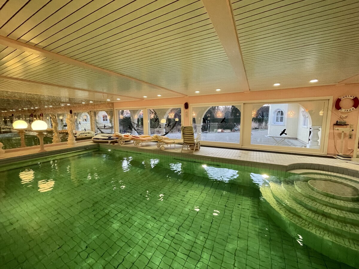 Pool mit Seeblick