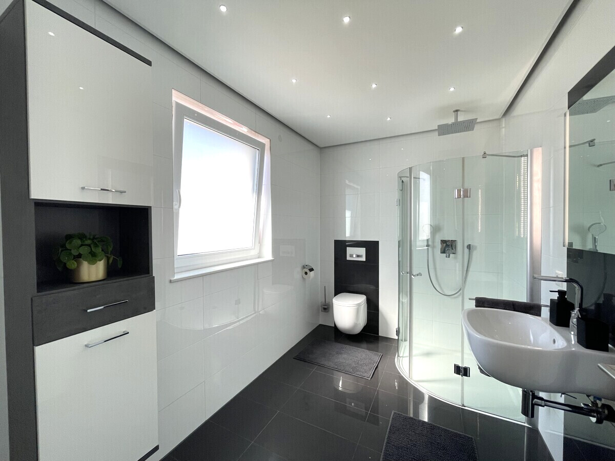 Gäste-WC mit Dusche