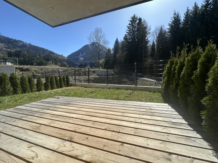 topspeed-immobilien-Terrasse mit Garten B1-Salzburg-Sankt_Johann_im_Pongau-2-Zimmer-Wohnung_mit_Garten_&_Tiefgarage_in_St._Johann_im_Pongau_–_Top_Investment_oder_Eigenheim