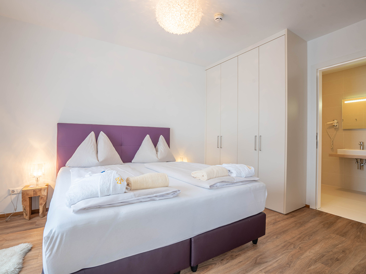 topspeed-immobilien-Schlafzimmer-Steiermark-Schladming-Attraktive_Anlegerwohnung:_Exzellente_71_m²_Gartenwohnung_im_EG_mit_Südterrasse_&_Planai-Blick