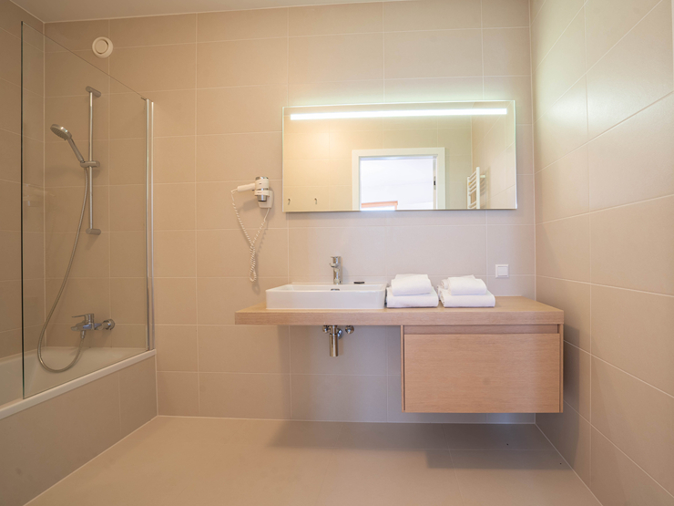 topspeed-immobilien-Badezimmer-Steiermark-Schladming-Attraktive_Anlegerwohnung:_Exzellente_71_m²_Gartenwohnung_im_EG_mit_Südterrasse_&_Planai-Blick