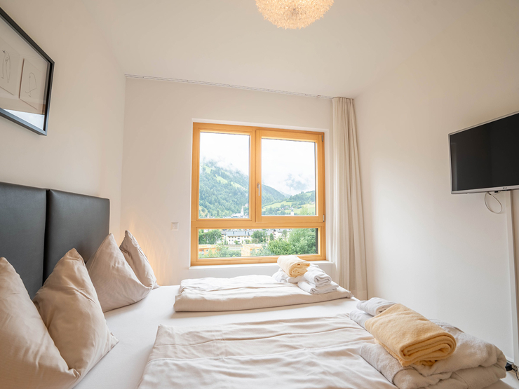 topspeed-immobilien-Schlafzimmer 1-Steiermark-Schladming-84,52_m²_Anlage-Apartment_in_der_SUN_LODGE_–_Wellness,_Sauna,_Swimmingpool_Top_Aussicht,_Sonnenseite