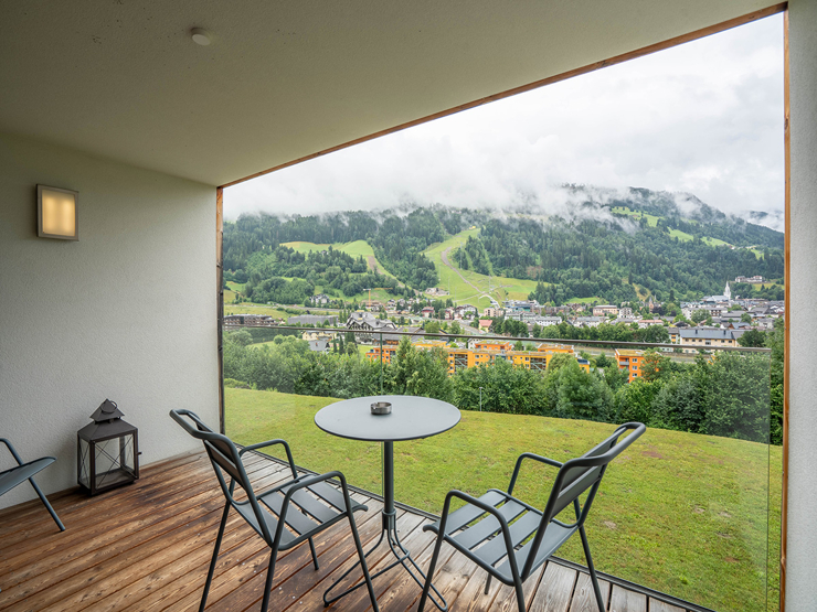 topspeed-immobilien-Ausblick und Balkon-Steiermark-Schladming-84,52_m²_Anlage-Apartment_in_der_SUN_LODGE_–_Wellness,_Sauna,_Swimmingpool_Top_Aussicht,_Sonnenseite