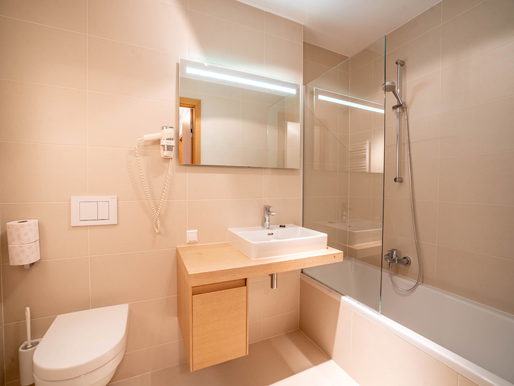 topspeed-immobilien-Bad 1-Steiermark-Schladming-84,52_m²_Anlage-Apartment_in_der_SUN_LODGE_–_Wellness,_Sauna,_Swimmingpool_Top_Aussicht,_Sonnenseite