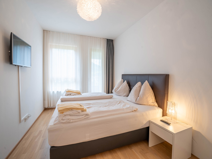 topspeed-immobilien-Schlafzimmer 2-Steiermark-Schladming-84,52_m²_Anlage-Apartment_in_der_SUN_LODGE_–_Wellness,_Sauna,_Swimmingpool_Top_Aussicht,_Sonnenseite