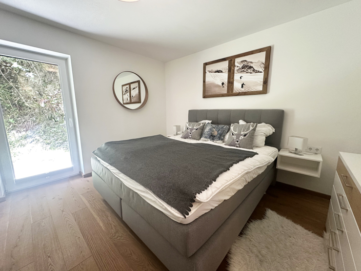 topspeed-immobilien-Schlafzimmer 2 - B2-Salzburg-Altenmarkt_im_Pongau-Naturnah_&_zentral:_Stilvolle_4-Zimmer_Erdgeschosswohnung_mit_großer_Terrasse_in_Ski_amadé-Nähe