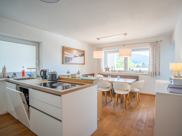 topspeed-immobilien-Küche-Salzburg-Altenmarkt_im_Pongau-Naturnah_&_zentral:_Stilvolle_4-Zimmer_Erdgeschosswohnung_mit_großer_Terrasse_im_Ski-Amadé_Skigebiet