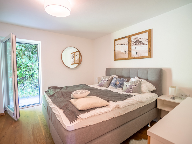 topspeed-immobilien-Schlafzimmer-Salzburg-Altenmarkt_im_Pongau-Naturnah_&_zentral:_Stilvolle_4-Zimmer_Erdgeschosswohnung_mit_großer_Terrasse_im_Ski-Amadé_Skigebiet