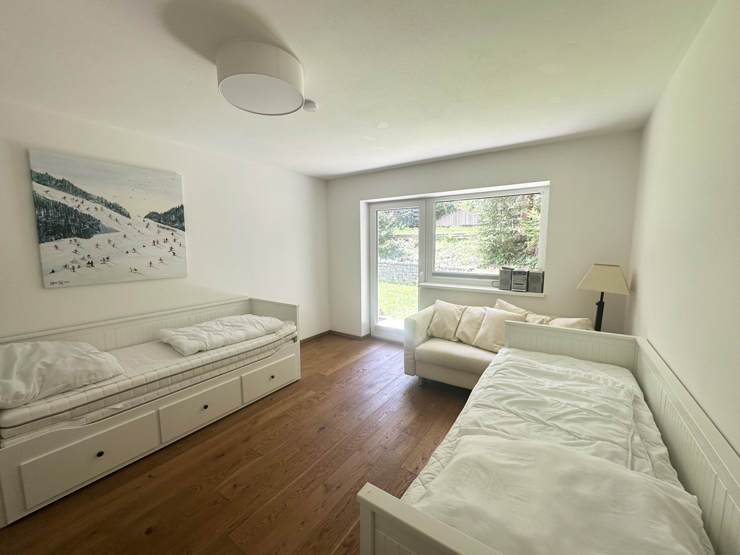 topspeed-immobilien-Schlafzimmer 1 - B1-Salzburg-Altenmarkt_im_Pongau-Naturnah_&_zentral:_Stilvolle_4-Zimmer_Erdgeschosswohnung_mit_großer_Terrasse_in_Ski_amadé-Nähe
