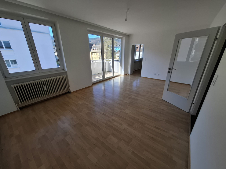 topspeed-immobilien-Wohnzimmer-Salzburg-Bischofshofen-2-Zimmer-Wohnung_mit_Balkon_im_Zentrum_von_Bischofshofen_zu_vermieten