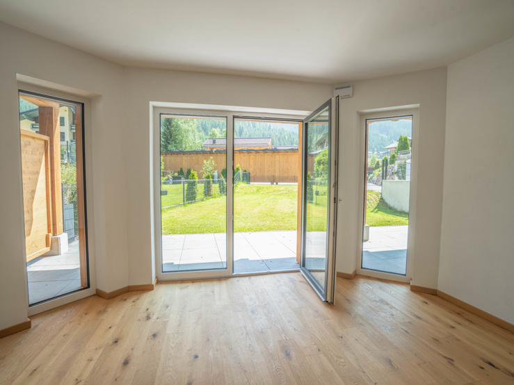 topspeed-immobilien-Wohnzimmer-Salzburg-Filzmoos-Erstbezug_in_Pistennähe:_72 m²_Neubauwohnung_mit_großzügigem_Garten