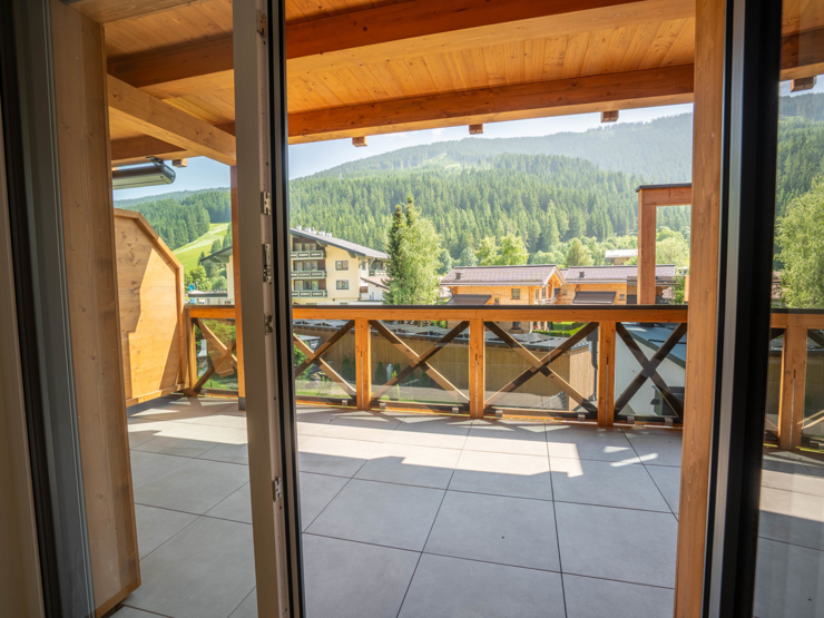 topspeed-immobilien-Balkon 2-Salzburg-Filzmoos-Geräumige_94 m²_Wohnung_im_1._Obergeschoss_–_2_Schlafzimmer_in_Pistennähe